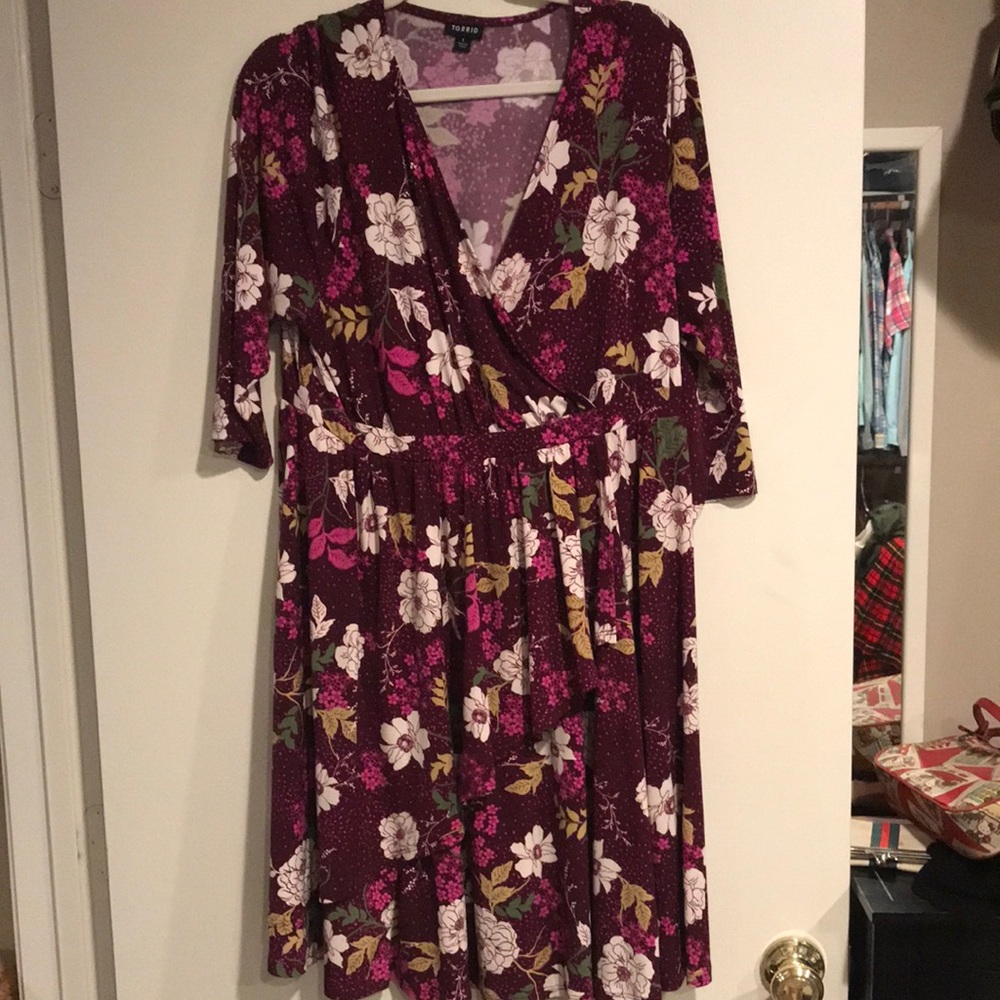 Torrid 1x BURGUNDY FLORAL PRINT WOVEN FAUX WRAP DRESS